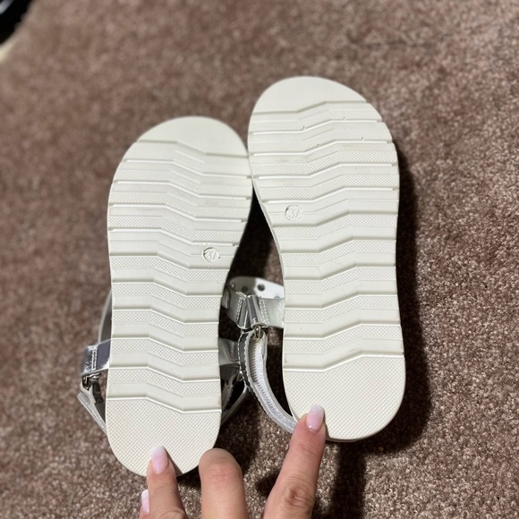 NWOT Moda In Pelle Silver Sandals 37 (US 6) - Picture 5 of 6